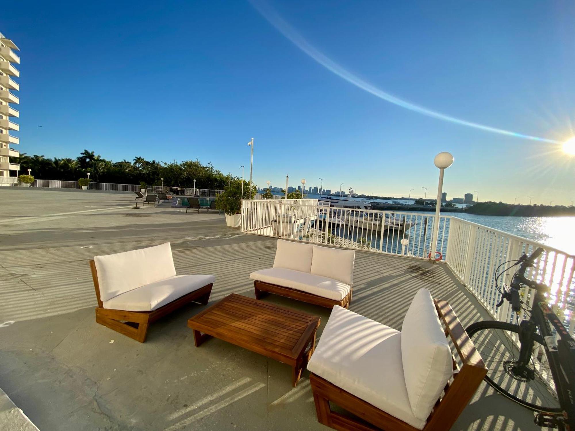 Luxurious Remodeled Direct Waterfront Apartment With Miami Skyline View And Outdoor Terrace Free Parking 5Min Drive To Miami Beach Exterior foto