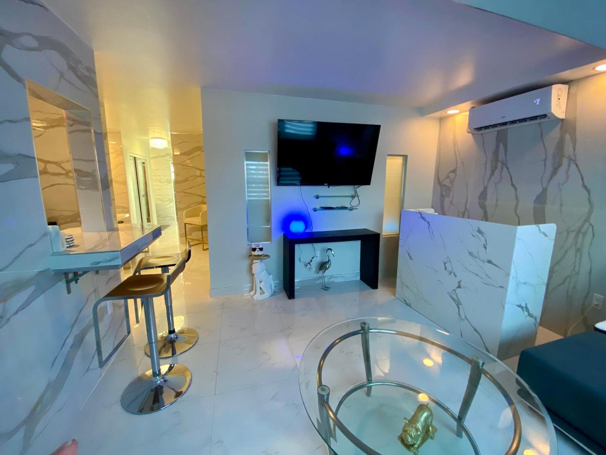Luxurious Remodeled Direct Waterfront Apartment With Miami Skyline View And Outdoor Terrace Free Parking 5Min Drive To Miami Beach Exterior foto