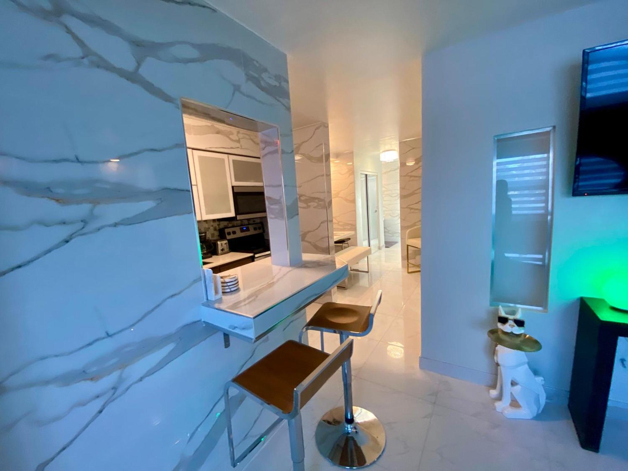 Luxurious Remodeled Direct Waterfront Apartment With Miami Skyline View And Outdoor Terrace Free Parking 5Min Drive To Miami Beach Exterior foto